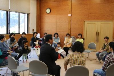 山崎子育て支援センターで参加者と意見交換する市長の写真
