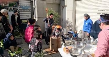 餅つき大会で参加者が餅をついている写真