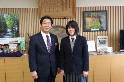 市役所内で撮影した千種高校スキー部中田さんと市長の記念写真