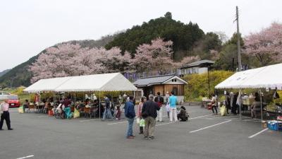 葛根腰痛地蔵尊花祭りの様子の写真