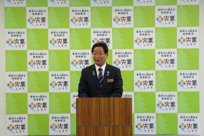 定例記者懇談会で参加者の前に立ち話す市長の写真