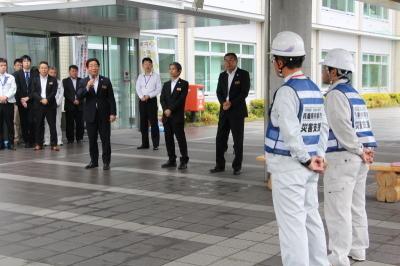 熊本地震支援職員壮行会で参加者の前に立ち話す市長の写真