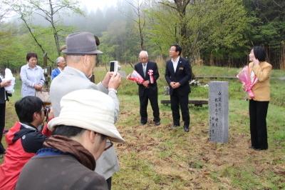 ちくさ高原句碑の小径（こみち）で参加者の前に立ち話す市長の写真