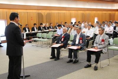 感謝状贈呈（連合自治会）で参加者の前に立ち話す市長の写真