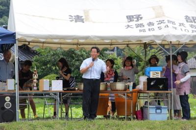 清野地区泥んこ祭りで参加者の前に立ち話す市長の写真