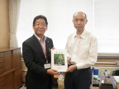 林野庁にて兵庫県森林大学校開校に伴う緑の青年就業準備給付金事業関連要望書を手に関係者と記念撮影をする市長の写真