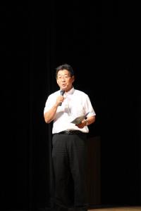 千の音色でつなぐ絆コンサートで参加者の前に立ち話す市長の写真