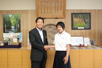 一宮南中柔道部槇本さんと記念撮影をする市長の写真