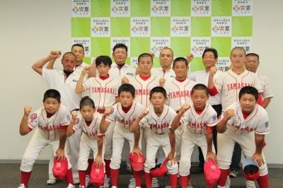 兵庫山崎リトルリーグのメンバーと記念撮影をする市長の写真