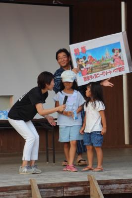 山崎納涼夏祭りで福引きの当選者と壇上に立つ市長の写真