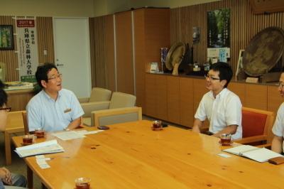JICA朱山さんと談笑する市長の写真