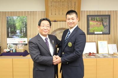 宗接選手と記念撮影をする市長の写真