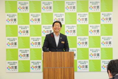 宍粟市定例記者懇談会で参加者の前に立ち話す市長の写真