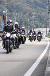 何台も連なって走るバイクの写真