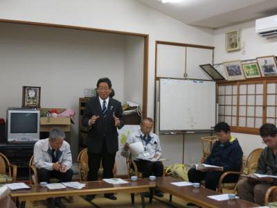 出石自治会地域づくり懇談会で参加者の前に立ち話す市長の写真