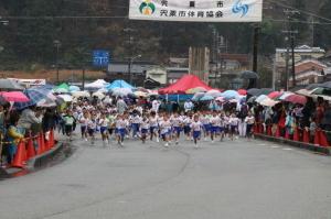 宍粟市ロードレース大会のスタート直後の写真