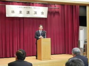 林業講演会で参加者の前に立ち話す市長の写真