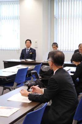 1月定例記者懇談会に出席する市長の写真