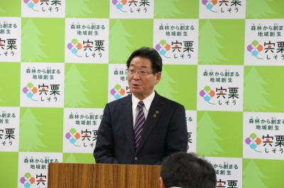 2月定例記者懇談会で参加者の前に立ち話す市長の写真