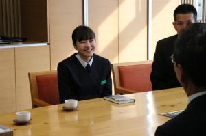 市長と談笑する長田さんの写真