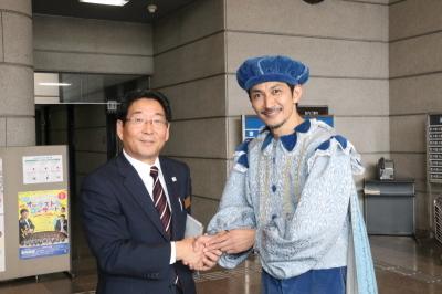 劇団四季坂本剛さんと記念撮影をする市長の写真