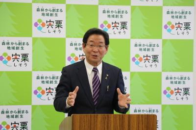 定例記者懇談会で参加者の前に立ち話す市長の写真