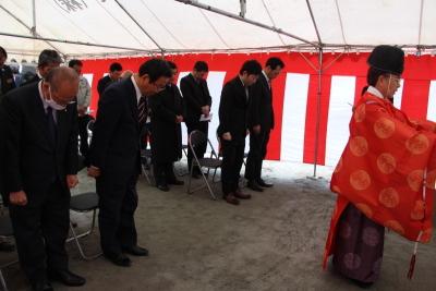 伊水小学校屋内運動場改築起工式に参加する市長の写真