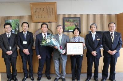 福田名誉院長らと記念撮影をする市長の写真