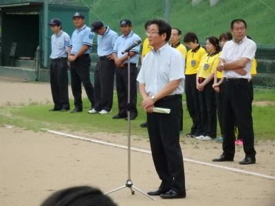 野球グラウンドで挨拶をする市長と審判など大会関係者らの写真