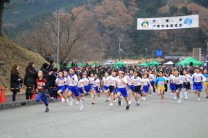 体操服を着た学生たちが一斉に駆け出す宍粟市ロードレース大会のスタート直後の写真