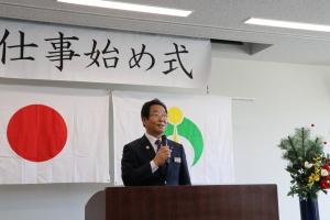 宍粟市仕事始め式で参加者を前に話す市長の写真