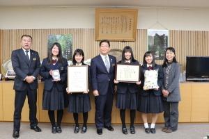 県立山崎高等学校生活創造科の生徒と記念撮影する市長の写真