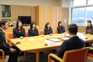 県立山崎高等学校生活創造科の生徒と談笑する市長の写真