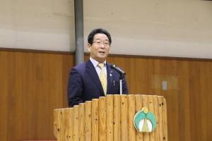 宍粟市駅伝大会にて参加者を前に話す市長の写真