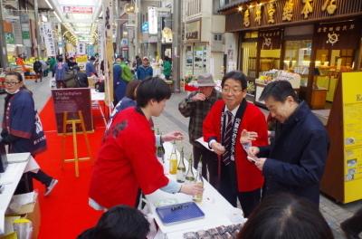 「日本酒発祥の地」宣伝イベントに参加する市長の写真