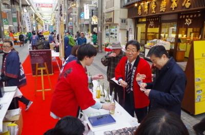 「日本酒発祥の地」宣伝イベントに参加する市長の写真