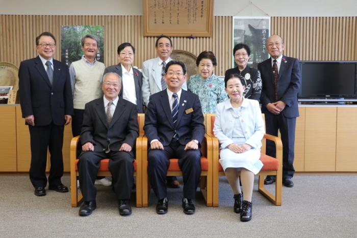 姫路検察審査会の方と記念撮影する市長の写真