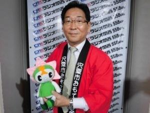 宍粟市のマスコットキャラクターの人形を手にする市長の写真
