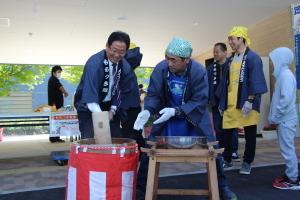 餅つきをする市長の写真