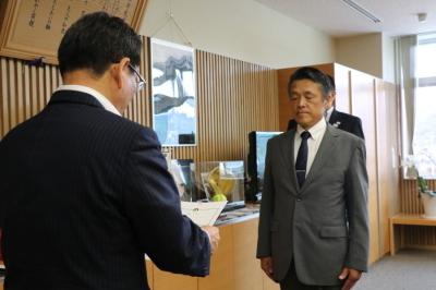 辞令を交付する市長の写真