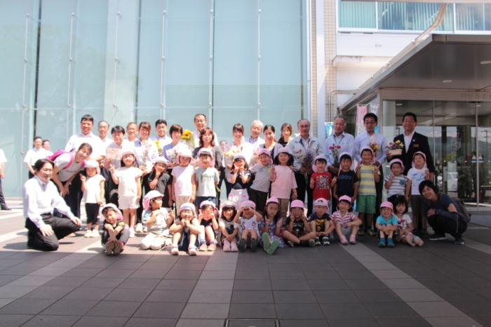 聖旨保育園の園児らと記念撮影する市長の写真