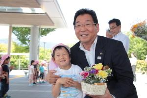 手渡した園児と記念撮影する市長の写真