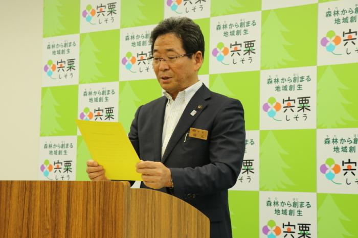 交通事故多発非常事態宣言を発令する市長の写真