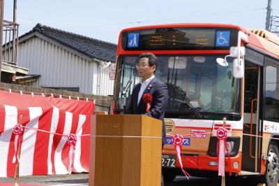 バスを背にして話す市長の写真