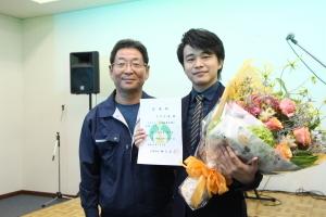 委嘱状を手にオカリナ奏者の茨木智博さんと記念撮影する市長の写真