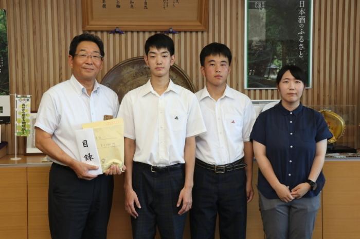 山崎高校のみなさんから手渡された目録を手に記念撮影する市長の写真