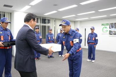 宍粟市消防団一宮支団能倉部に記念品を手渡す市長の写真