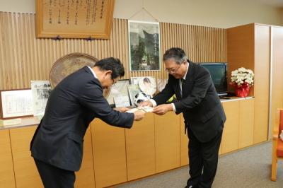 西日本建設業保証株式会社より義援金を受け取る市長の写真