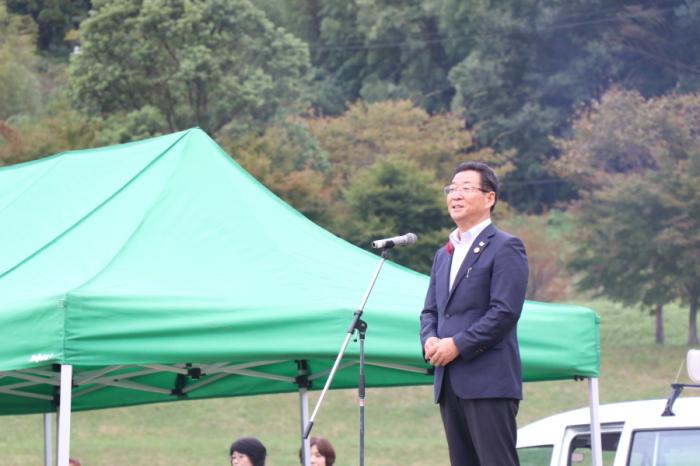 波賀ふれあい運動会で参加者を前に話す市長の写真