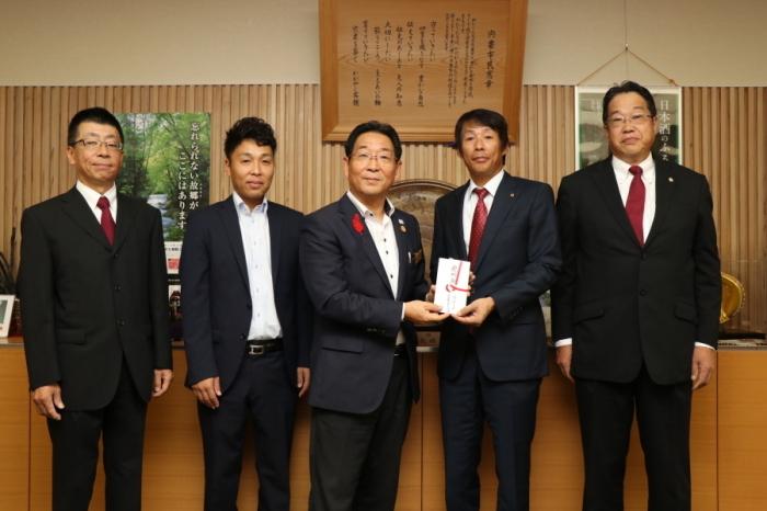 西播磨ライオンズクラブより贈呈された義援金を手に記念撮影する市長の写真